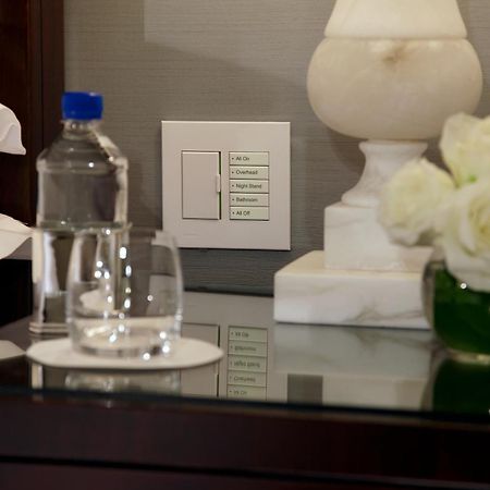 Trump International New York Exterior foto A Lutron light switch