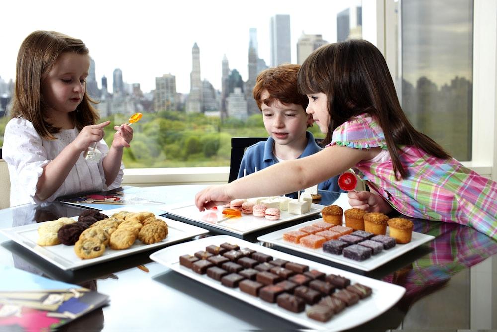 Trump International New York Exterior foto Children eating sweets