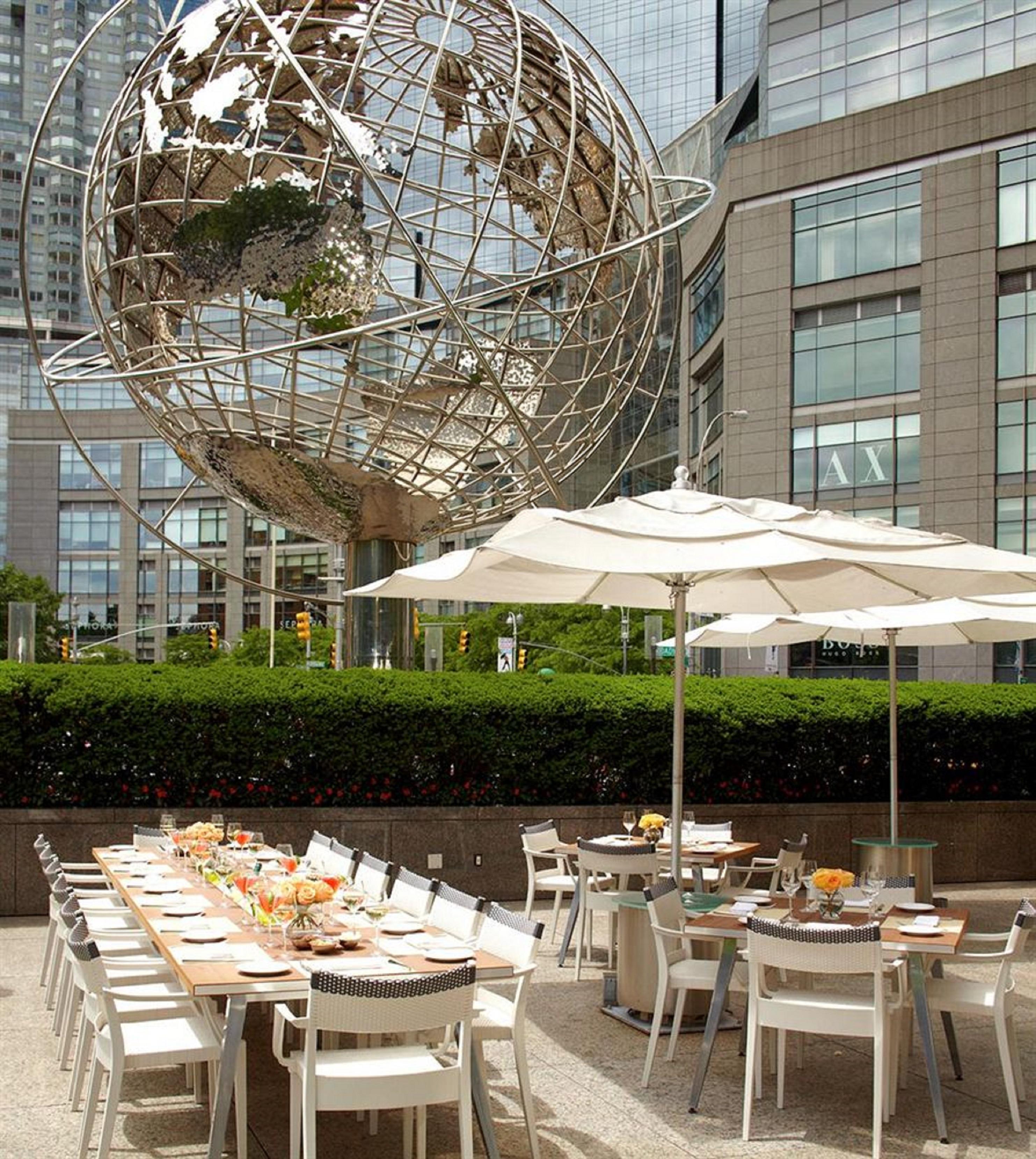 Trump International New York Exterior foto The outdoor tables at the restaurant