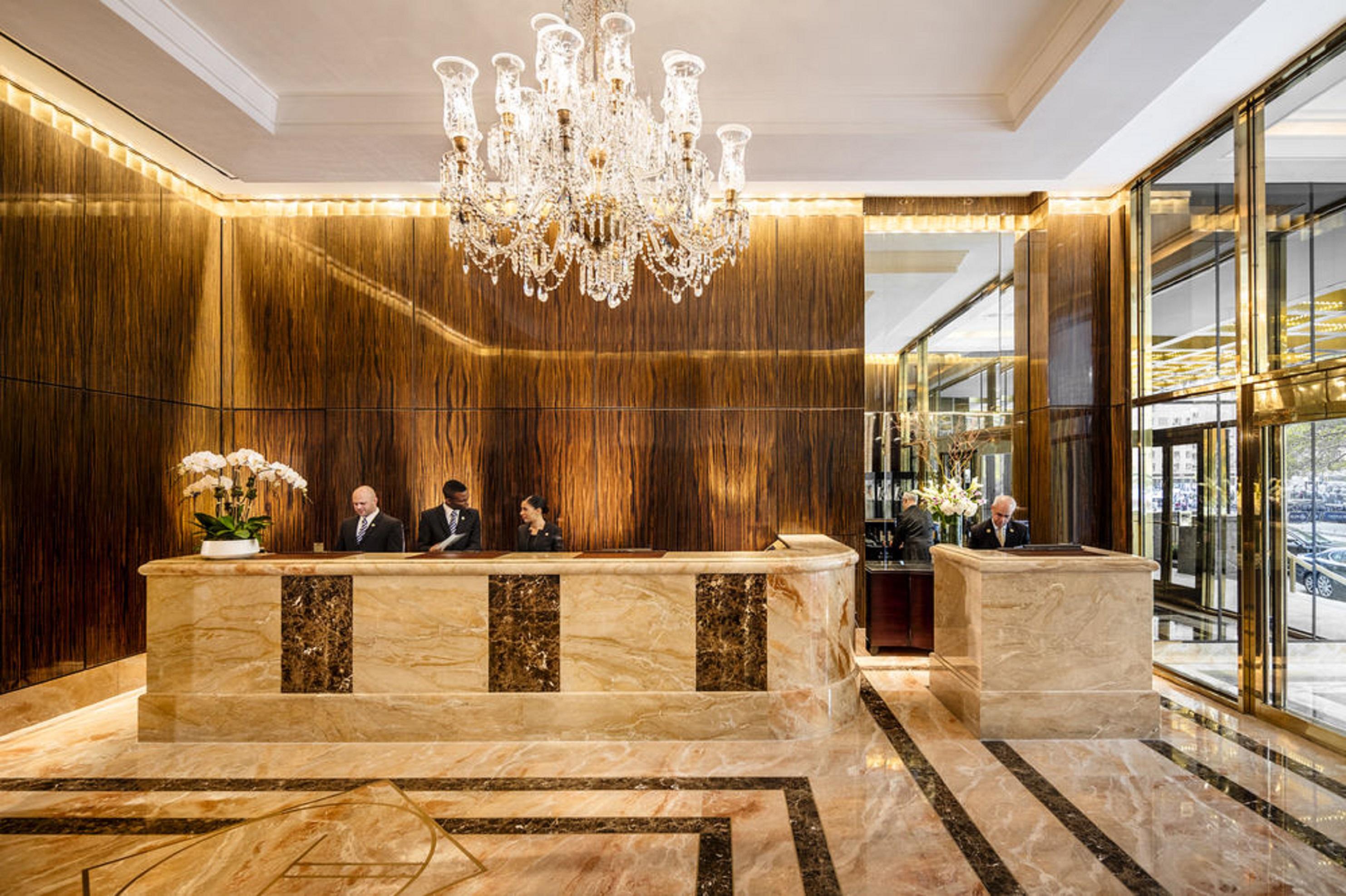 Trump International New York Exterior foto The lobby of the Four Seasons Hotel