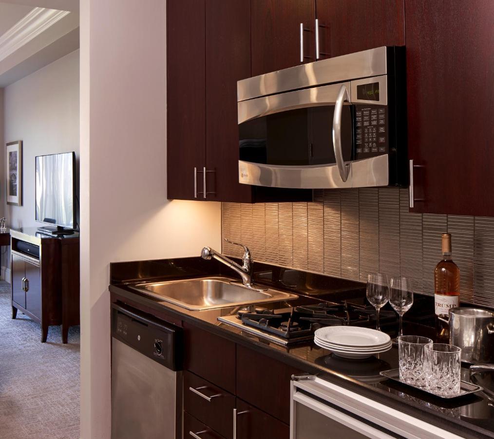 Trump International New York Exterior foto A microwave oven in a home kitchen