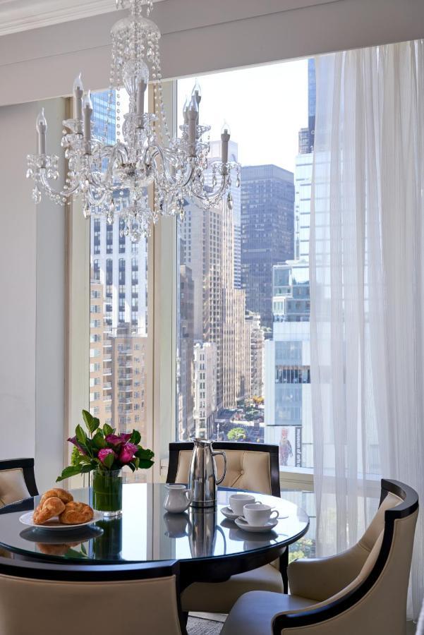 Trump International New York Exterior foto A view of the New York City skyline from a suite at the Mandarin Oriental