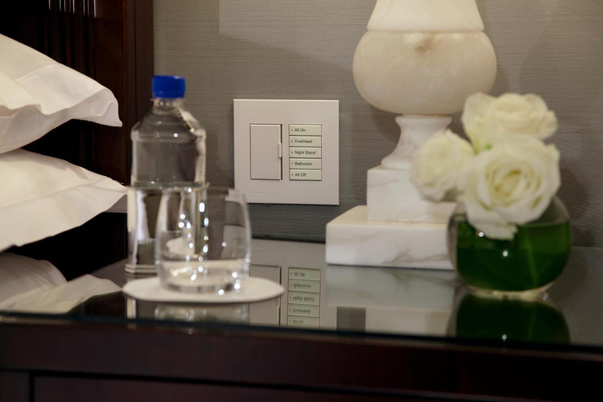 Trump International New York Exterior foto A Lutron light switch