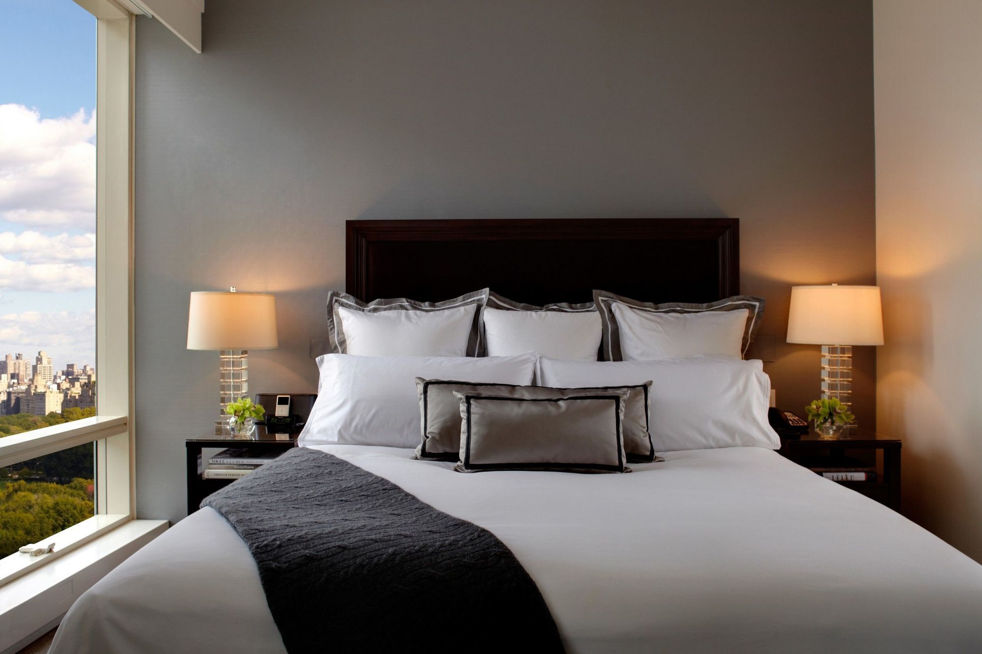 Trump International New York Cameră foto A bedroom at the Four Seasons Hotel