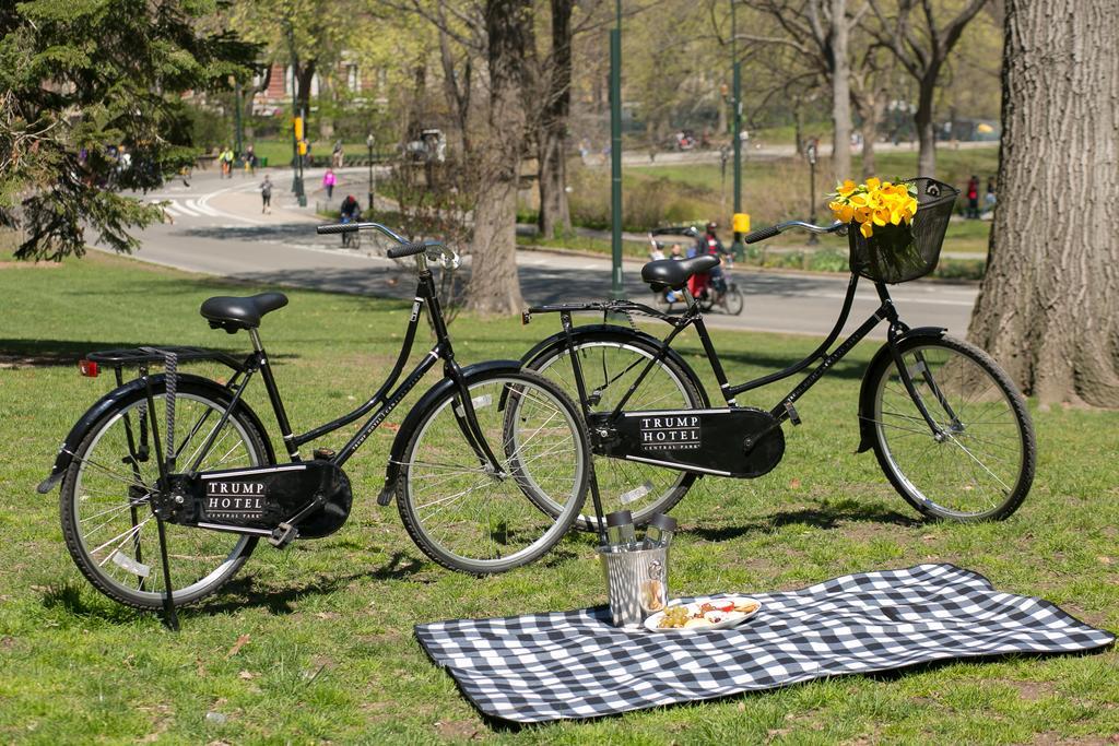 Trump International New York Exterior foto A tandem bicycle
