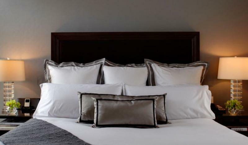 Trump International New York Exterior foto A bed with pillows