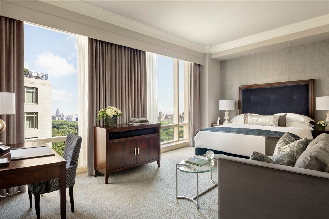 Trump International New York Exterior foto A suite at the Four Seasons Hotel London at Park Lane